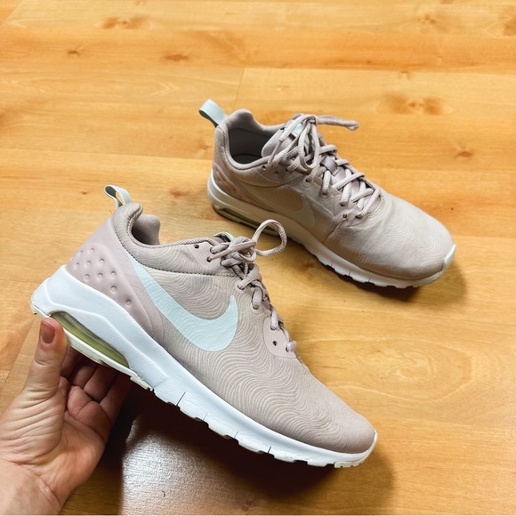 Nike Light Pink & White Air Max Motion LW SE Sneaker Women’s Size 8.5 - Picture 8 of 10
